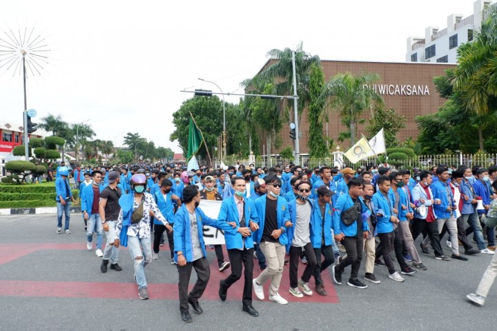 Mahasiswa melakukan aksi demo di depan kantor gubernur Riau