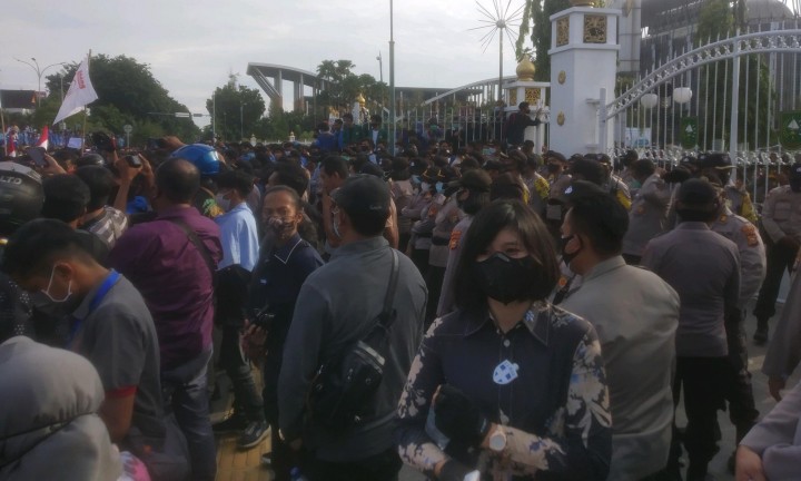 Aksi tolak omnibus law Ciptaker di kantor Gubernur Riau