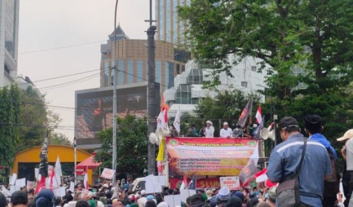 Massa FPI ikut turun dalam aksi menolak Omnibus Law Cipta Kerja di Jakarta. Selasa 13 Oktober 2020. Foto: int  