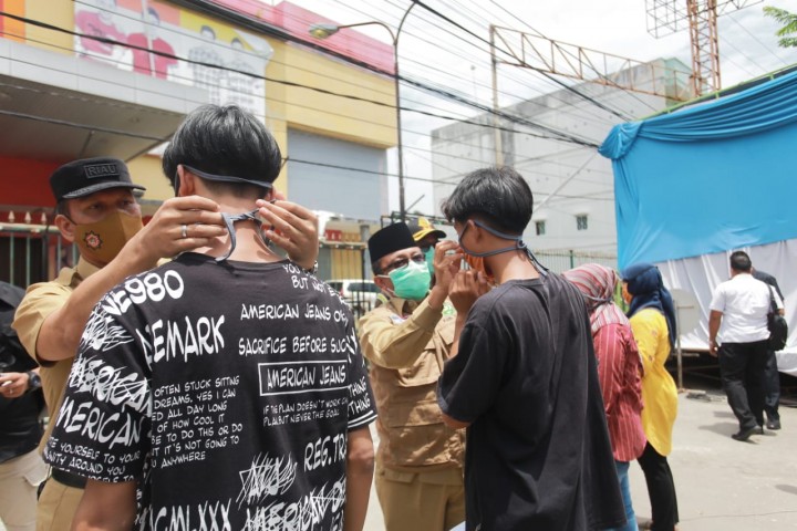 Pjs Bupati Siak Sosialisasikan Penindakan Disiplin Non Yustisi Protokol Kesehatan di Kecamatan Tualang (foto/int)