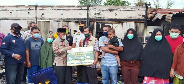 Pemkab Pelalawan Serahkan Bantuan Korban Kebakaran Jalan Pemda (foto/ardi)
