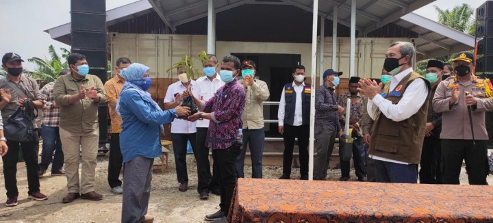 Kepala BPDASHL Indragiri Rokan, Tri Esti Indrarwati, menyerahkan KBD dari KLHK kepada kelompok masyarakat, disaksikan Gubernur Riau Syamsuar dan pihak terkait. Foto: ist  