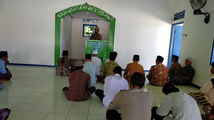 Imbau Terapkan Protokol Kesehatan, Polsek Kerumutan Laksanakan Jumling di Masjid Nurul Iman