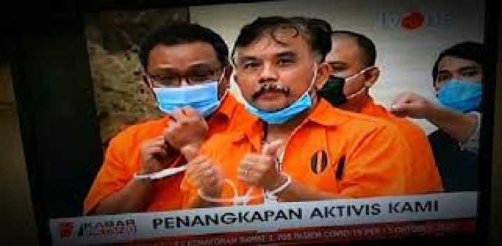 Aktivis KAMI Syahganda Nainggolan dipertontonkan Polri dengan tangan diborgol (net) 