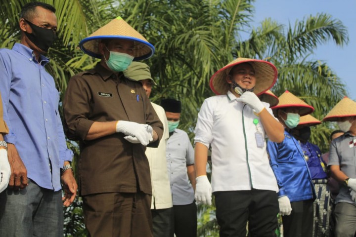 Sesuai Arahan Presiden Jokowi Wujudkan Transformasi Ekonomi Pada Pandemi Covid-19, PT SPM Kontrak Farming Penanaman Padi Seluas 300 Hektare Bersama UPJA BINAKARYA (foto/int)