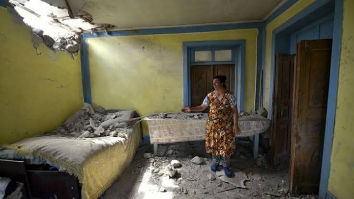 Salah satu rumah warga hancur diterjang rudal dalam perang Armenia vs Azerbaijan (net) 