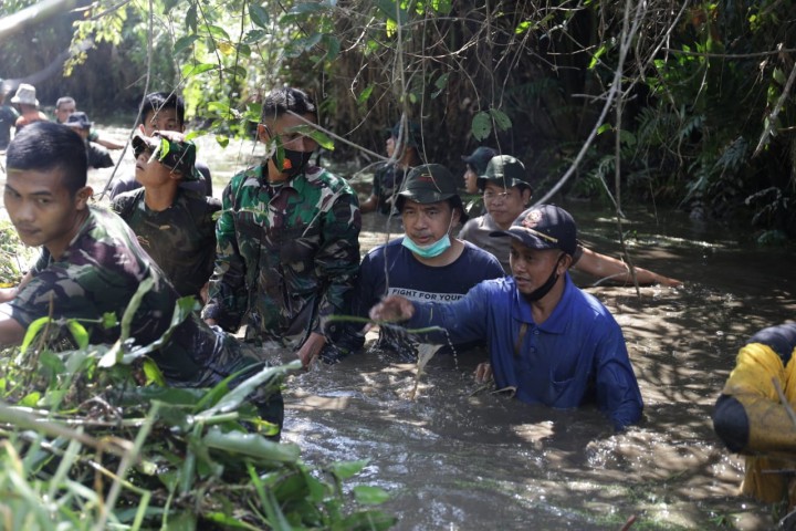 Antisipasi Banjir, Ketua DPRD Inhil Terjun Langsung Membersihkan Anak Sungai (foto/int)