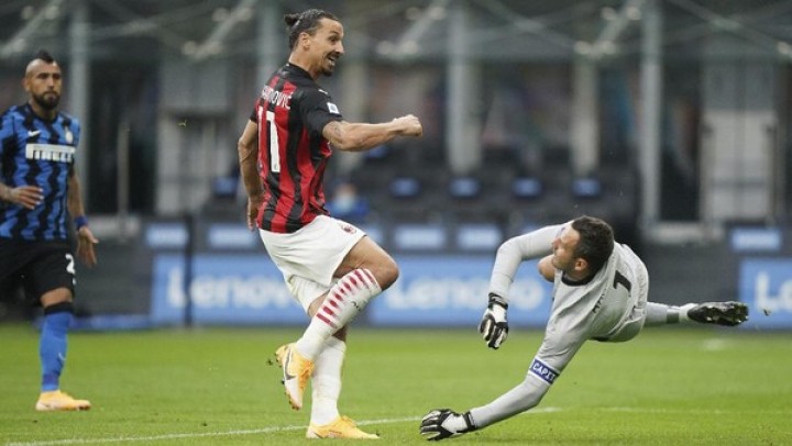 Biar Tua Tapi Berbahaya, Dua Gol Zlatan Ibrahimovic Kandaskan Inter di Derby Milan (foto/int)