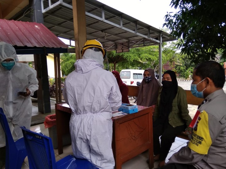 Personil Polsek Bandar Sei Kijang Dampingi Petugas Kesehatan Lakukan Pemeriksaan Rapid Test