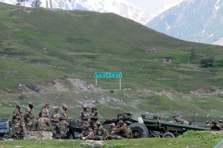 Tentara India beristirahat dekat meriam artileri di kamp transit sebelum ke Ladakh, tenggara Srinagar, 16 Juni 2020. Foto/REUTERS