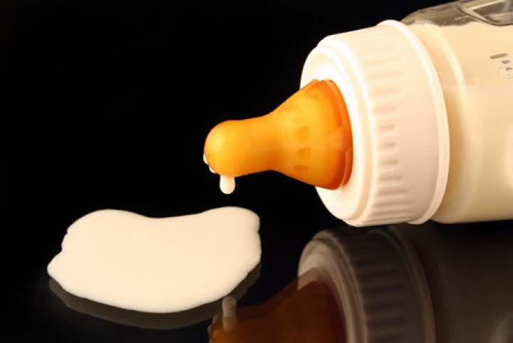 Studi Menunjukkan Bayi yang Diberi Susu Botol Ternyata Menelan Jutaan Mikroplastik