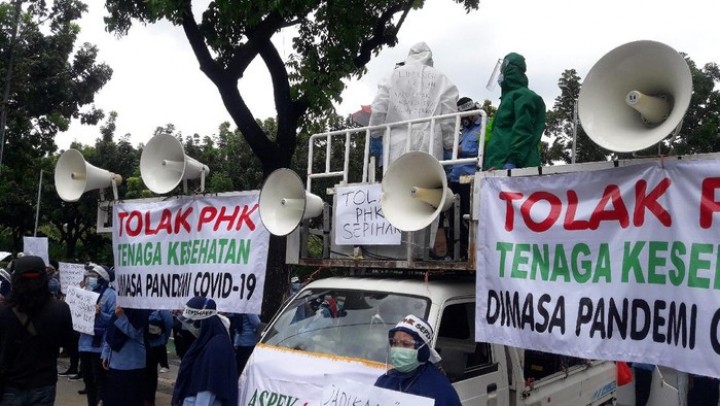 Pegawai non-PNS dari Perkumpulan Pekerja (PP) Ambulans Gawat Darurat (AGD) Dinas Kesehatan DKI Jakarta berunjuk rasa. (Foto: Detik.com)