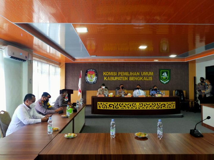 Kapolda Riau Irjen pol Agung Imam Efendi didampingi penjabat Bupati Bengkalis Syahrial Abdi di kantor KPU Bengkalis