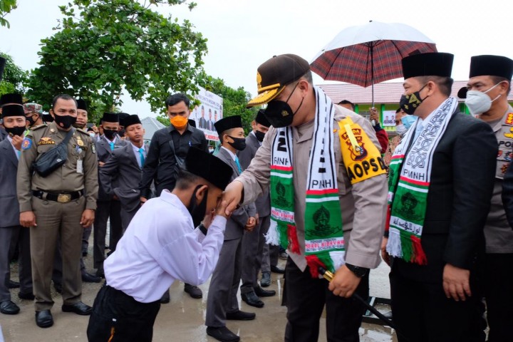 Kapolda Riau Irjen pol Agung Imam Efendi saat menghadiri hari santri