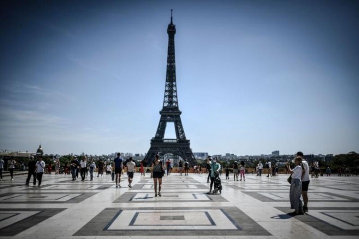 Dua Wanita Prancis Didakwa Atas Kasus Penikaman Terhadap Seorang Muslim yang Mengenakan Jilbab di Dekat Menara Eiffel