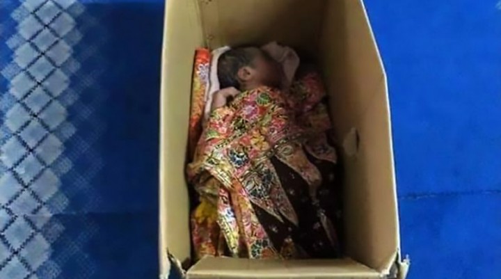 Bayi yang Baru Lahir Ditemukan Dengan Catatan Sedih yang Ditinggalkan Dalam Sebuah Kotak di Depan Masjid