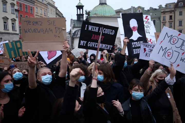 Dilarang Aborsi Oleh Pengadilan, Ribuan Orang Nekat Berunjuk Rasa di Polandia Lakukan Demonstrasi di Depan Gereja  