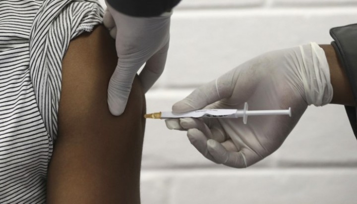 Vaksin Oxford Buatan AstraZeneca Mendorong Respons Imun yang Baik Pada Lansia