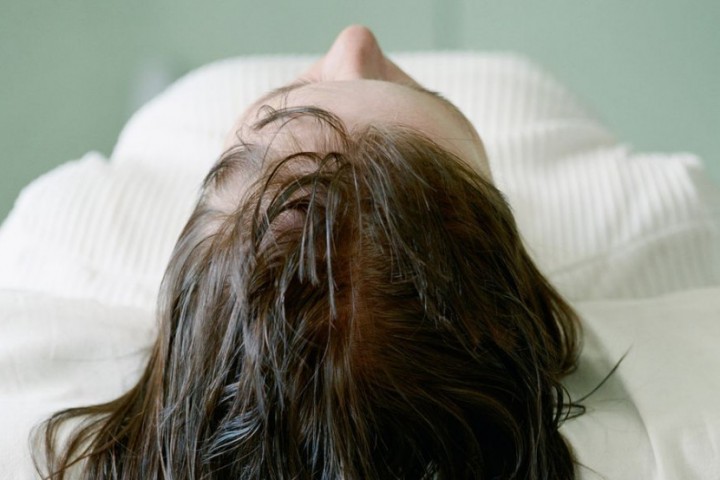 Awas, Jangan Pernah Tidur Dengan Kondisi Rambut Masih Basah Jika Tak Ingin Alami Hal Ini