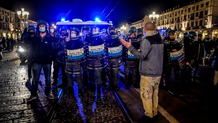 Protes Terhadap Penerapan Pembatasan Baru Untuk Membendung Virus Corona di Italia Berubah Menjadi Kekerasan