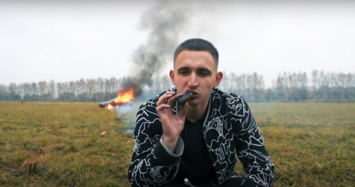 Bukan Kaleng-Kaleng, YouTuber Asal Rusia Ini Nekat Membakar Mercedesnya Hanya Karena Masalah Sepele