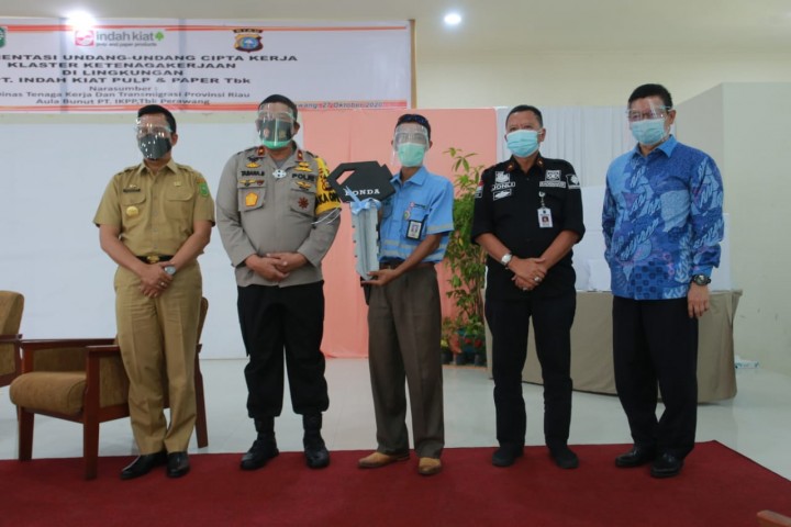 Dihadiri Wakapolda Riau, Disnakertrans Provinsi Riau Sosialisasi Implementasi UU Cipta Kerja di PT IKPP Kecamatan Tualang (foto/int)