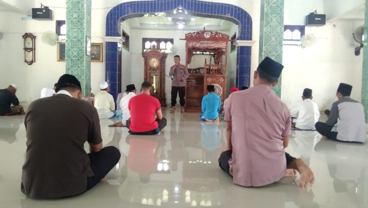 Berikan Himbauan AKB dan Pilkada Damai, Kapolsek Ukui Laksanakan Jumling di Masjid Nurul Hidayah