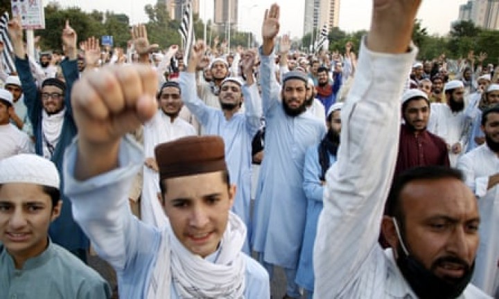 Puluhan Ribu Muslim Memprotes Aksi Islamofobia yang Dilakukan Prancis