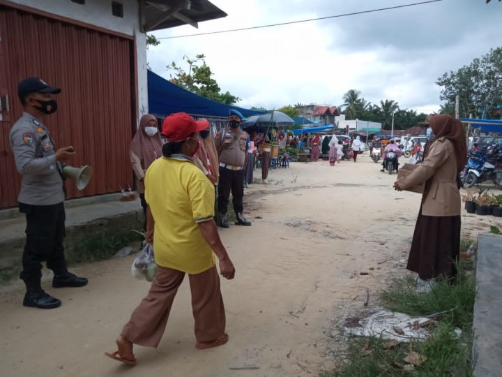 Polsek Kerumutan Himbau Terapkan Protokol Kesehatan di Pasar Desa Bukit Lembah Subur