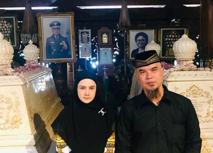 Ahmad Dhani dan Mulan Jameela Ziarah Makam Soeharto dan Ibu Tien, Netizen Sebut Begini (foto/int)