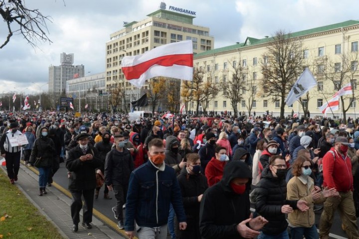 Puluhan Ribu Orang Lakukan Aksi Protes di Belarusia, Menentang Tembakan Peringatan