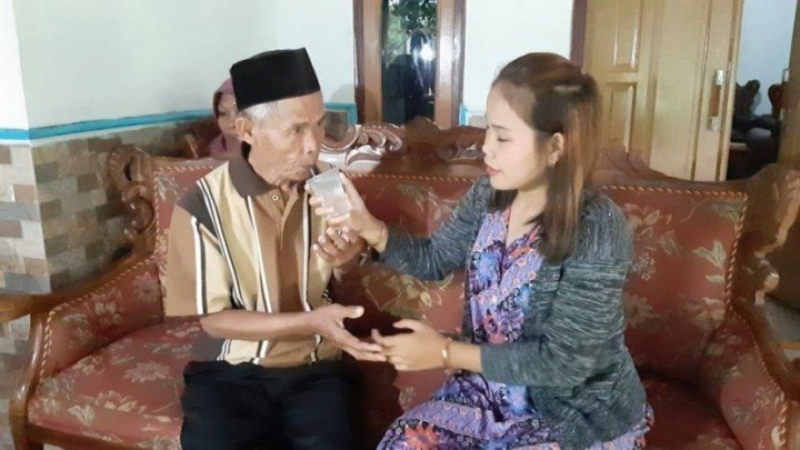 Abah Sarna berusia 78 dengan istrinya Noni yang berusia 17 tahun