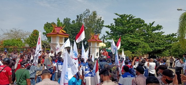 Tolak Omnibus Low, Puluhan Massa FSPMI Demo di DPRD Pelalawan (foto/ardi)