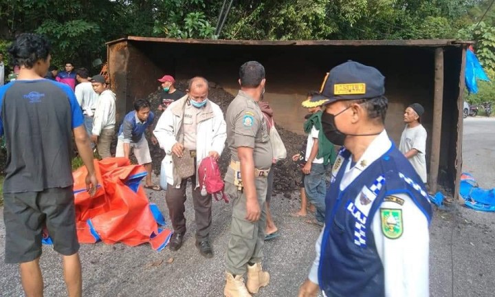 Lakalantas di Bukit Betabuh, Dumd Truck Terbalik, Sopir Tewas di TKP (foto/zar)