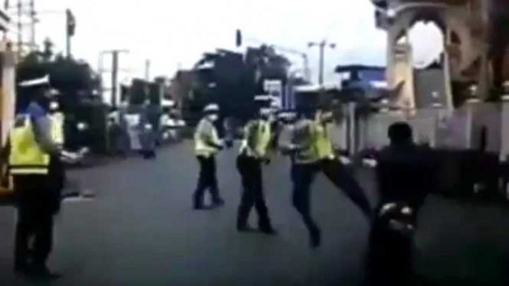 Petugas Satlantas menghentikan aksi pelaku curanmor. Foto: int