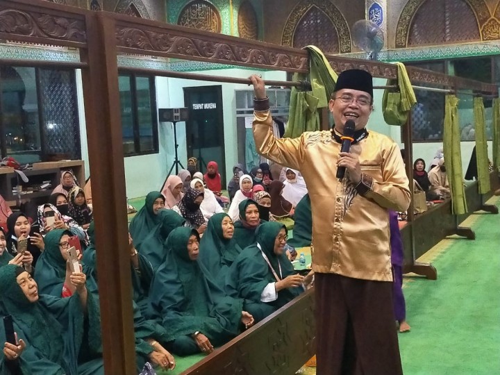 Ustadz Munawir Ngacir saat isi ceramah Maulid Nabi Muhammad SAW
