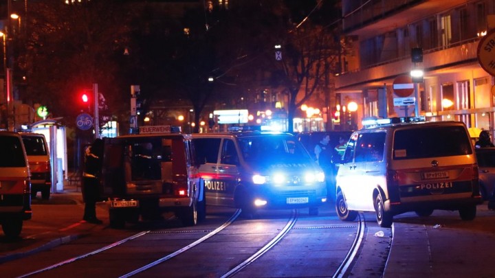 Polisi Memburu Orang-orang Bersenjata di Jalan-jalan Wina Setelah Serangan Teroris