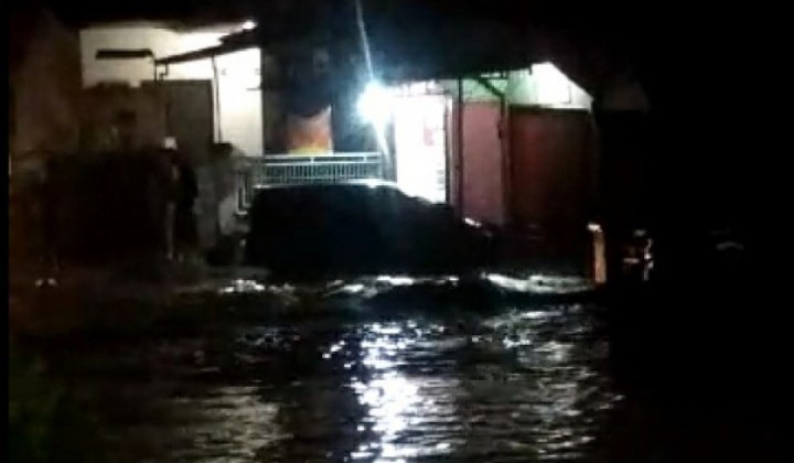 Banjir menggenangi Jalan Pramuka, Rumbai Pesisir, Pekanbaru, Riau tadi malam