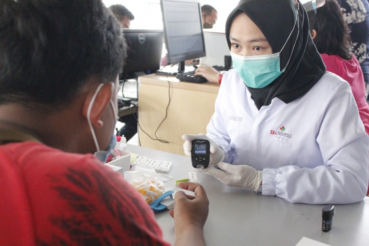 Eka Hospital mengadakan pemeriksaan gula darah gratis. (Foto: Istimewa)