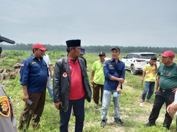 Ketum SantanNU berdiskusi dengan para petani saat meninjau lokasi PSR