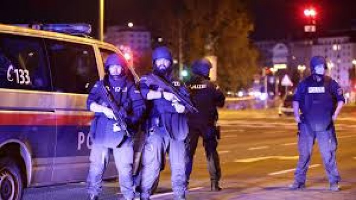 Kisah Dua Pahlawan Muslim yang Menyelamatkan Nyawa Seorang Polisi Dalam Serangan Teroris di Wina