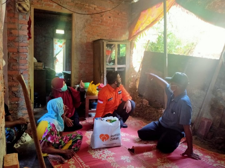 Rumah Zakat Riau Salurkan 20 Paket Bantuan Untuk Warga Terdampak Banjir dan Longsor di Lembah Damai Kecamatan Rumbai Pesisir (foto/ist)