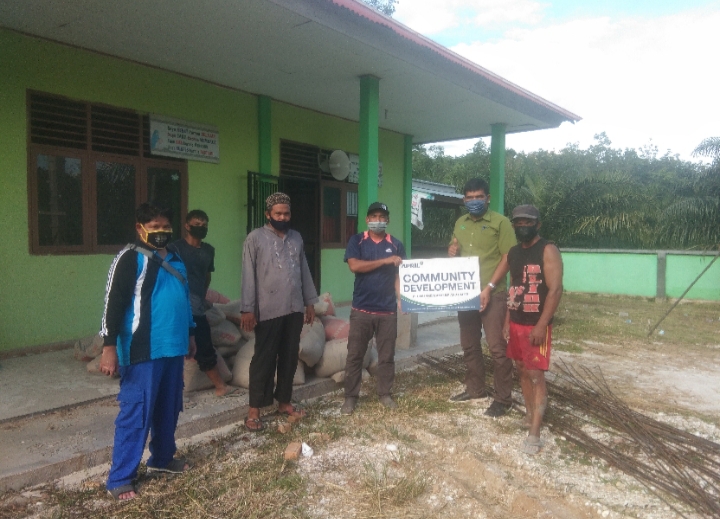 Penyaluran bantuan material untuk dua Madrasah di Kecamatan Singingi Hilir, Kabupaten Kuantan Singingi. Hal ini merupakan komitmen PT RAPP untuk peningkatan kualitas pendidikan (foto/ist)