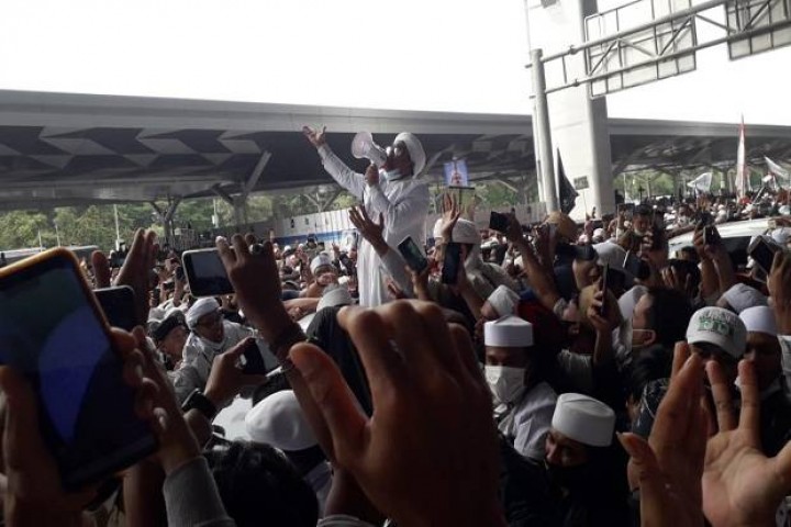 Imam Besar FPI, Habib Rizieq Shihab saat tiba di Bandara Internasional Soekarno Hatta (Foto: Sindonews.com)