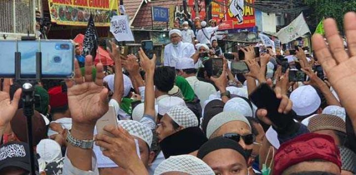 Kerumunan massa menyambut Habib Rizieq di Peamburan, Jakarta Pusat. Foto: int
