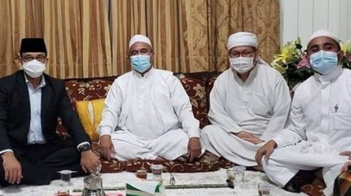Anies Baswedan bertemu Habib Rizieq didampingi Tengku Zulkarnain dan Hanif Al Athos. Foto: int 