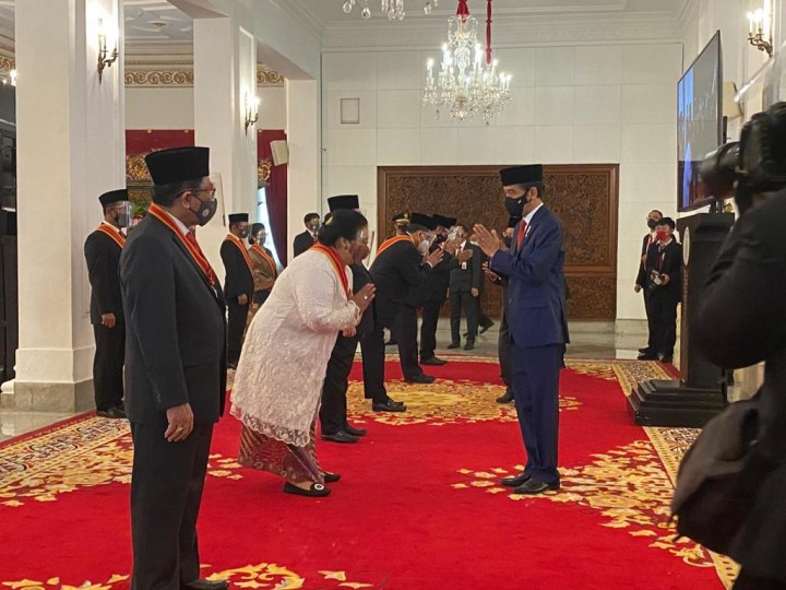 Menteri LHK Siti Nurbaya menerima penghargaan tanda Kehormatan Bintang Mahaputera Adipradana dari Presiden Joko Widodo. Foti: ist