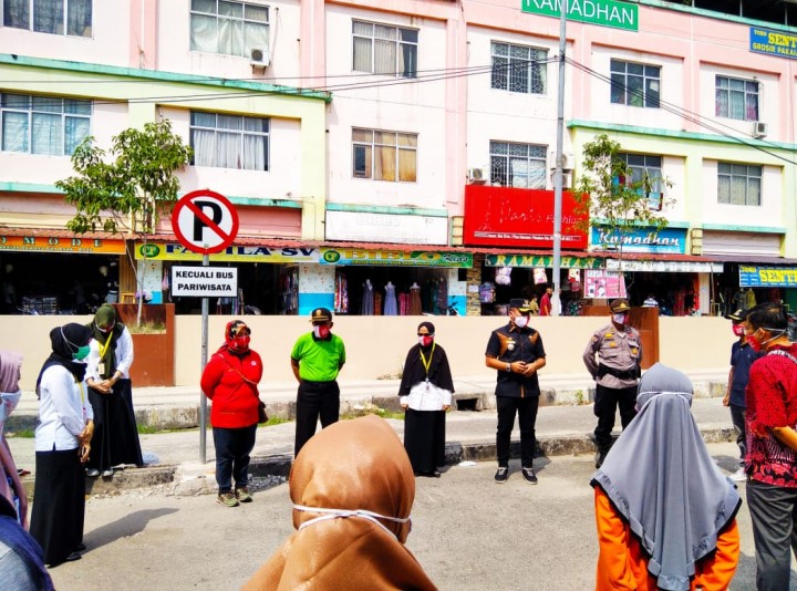 Peringati Hari Kesehatan Nasional, Camat Pekanbaru Kota Bagikan Masker ke Pedagang Agus Salim