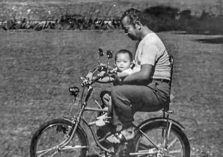 Presiden Soeharto bersepeda Bersama Cucu di Istana Negara, Netizen: Zaman Sekolah Bawa Rp500 Dapat Banyak Jajan (foto/int)