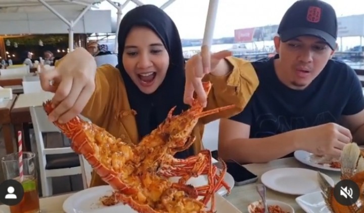 Zaskia Sungkar Sedang Hamil Makan Seafood Lobster, Netizen Sebut Begini (foto/int)